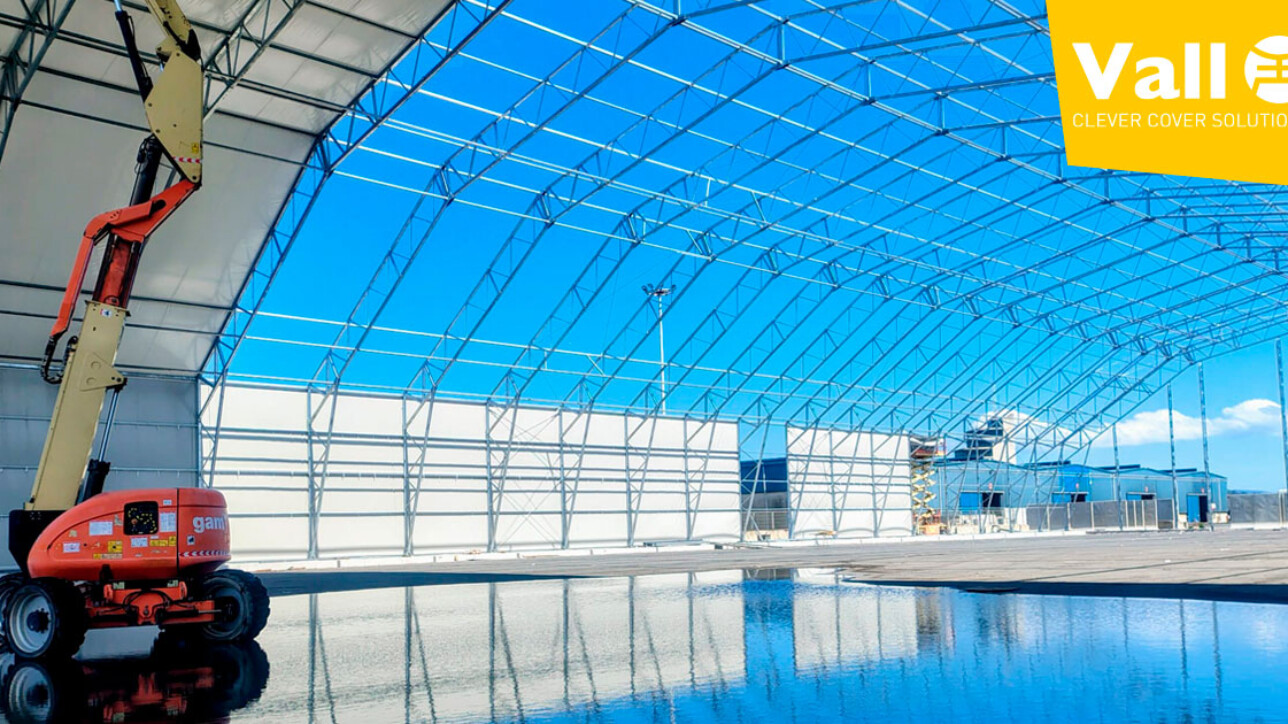 Montagem de armazém industrial desmontável com cobertura azul